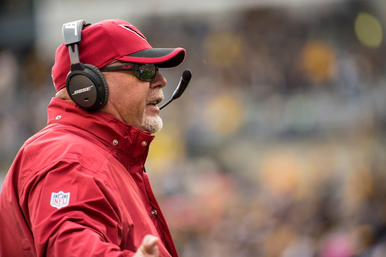 BRUCE ARIANS A partir de 2013 es coach principal de los Arizona Cardinals. Las 3 temporadas han sido ganadoras, las 2 últimas de playoffs y en 2015 como campeón divisional.