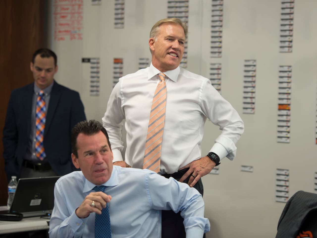 GARY KUBIAK Campeón del Super Bowl XXIX con los San Francisco 49ers como entrenador de quarterbacks, trabajo de cerca con Steve Young. Campeón de los Super Bowls XXXII y XXXIII como coordinador ofensivo de los Denver Broncos, trabajo de cerca con John Elway de quien fue suplente en la década de los ochenta.