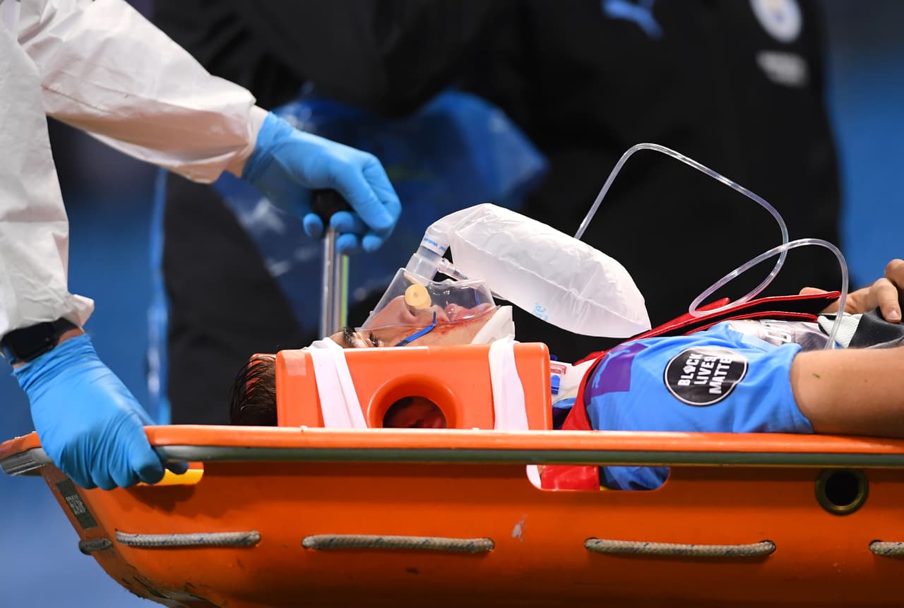 Jugador del City salió en camilla y con respirador artificial