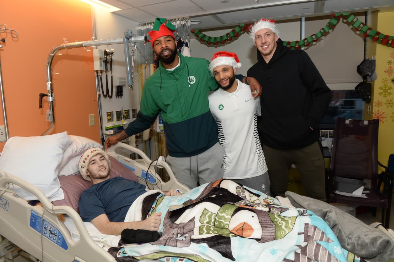 A quienes no podían bajar al comedor se les visitó en sus habitaciones para que también pudieran vivir esta linda experiencia navideña.