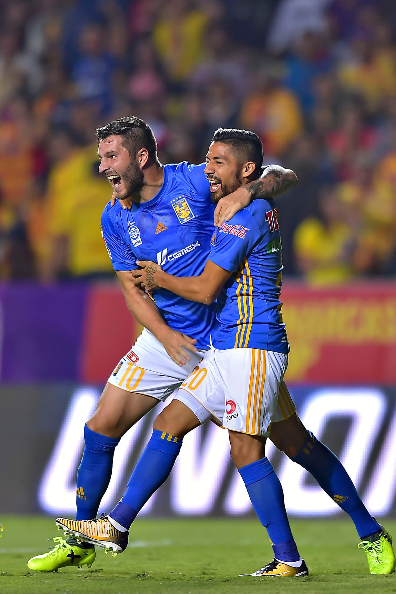 Pero el gusto les duró poco ya que minutos después Javier Aquino logró el empate para los felinos. Un partido de ida y vuelta.