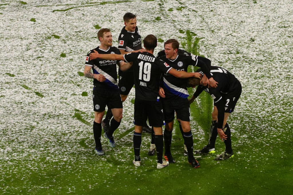 Bayern Munich empata 3-3 ante Arminia, tras ir perdiendo 2-0 en la primera mitad del encuentro en la Bundesliga. Con un campo nevado, los bávaros lograron la hazaña con goles de Lewandowski, Tolisso y Alphonso Davies. Por parte de los de Bielefeld, Vlap, Pieper y Gebauer fueron los autores de los goles para cerrar la J21.