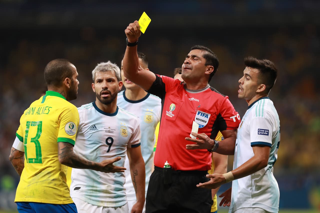 El árbitro Roddy Zambrano amonestó al argentino por la protesta y al brasileño por la temeridad de la acción.