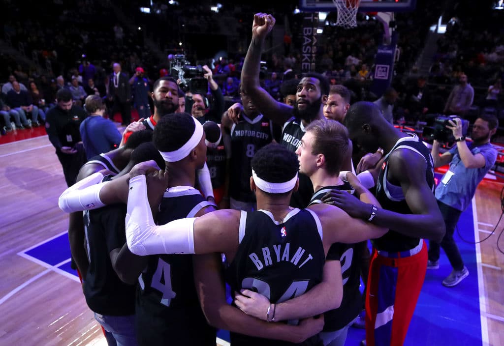 Los Detroit Pistons homenajearon a Kobe Bryant con jerseys de entrenamiento con sus números y nombre, además lo aplaudieron a los 24 segundos de juego.