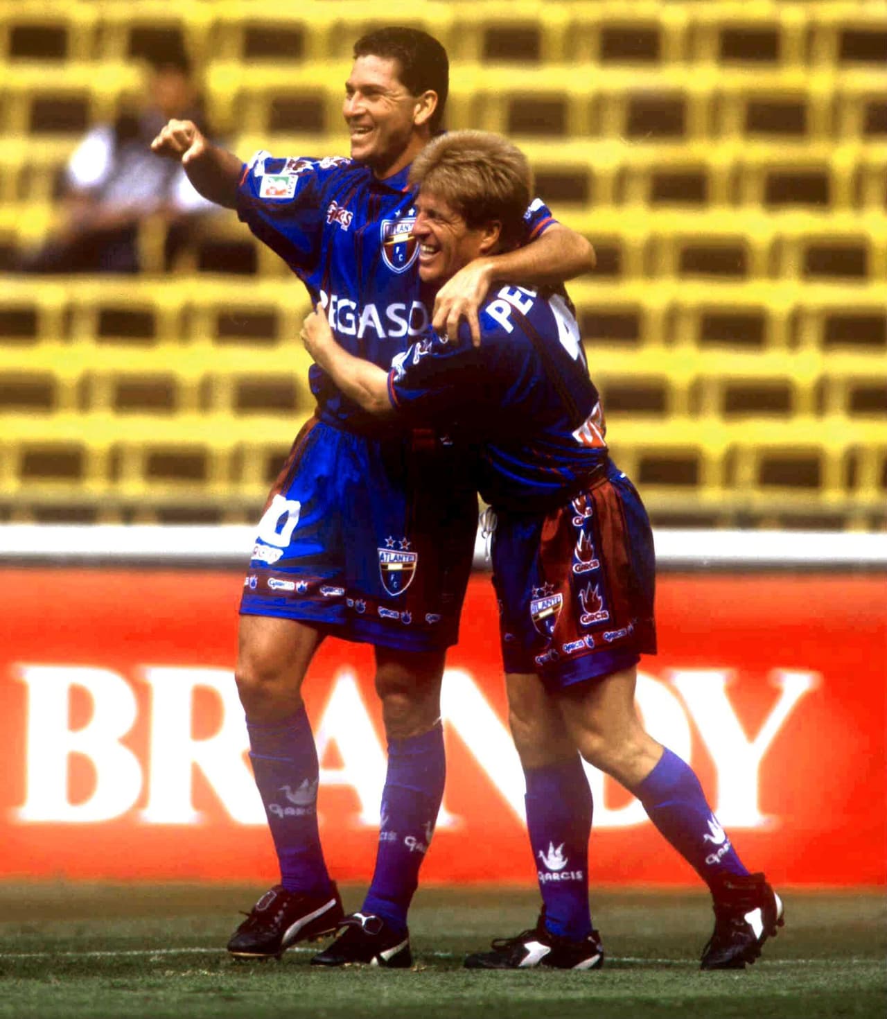 En ese año, el defensa se retiró a sus 32 años con la idea de dar un paso profesional como técnico, para lo que se preparó.