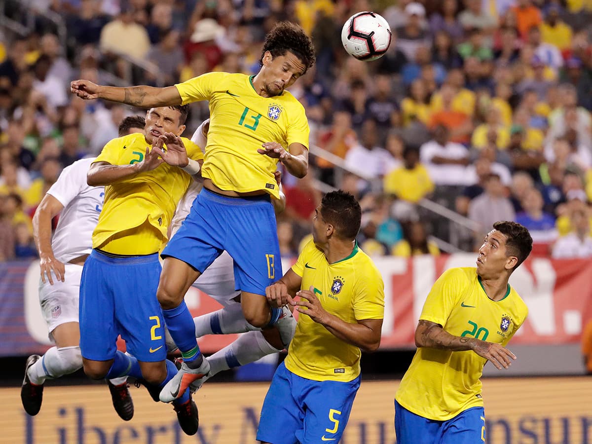 Brasil fue superior en el juego aéreo, prueba de ello este rechazo del defensa Marquinhos.