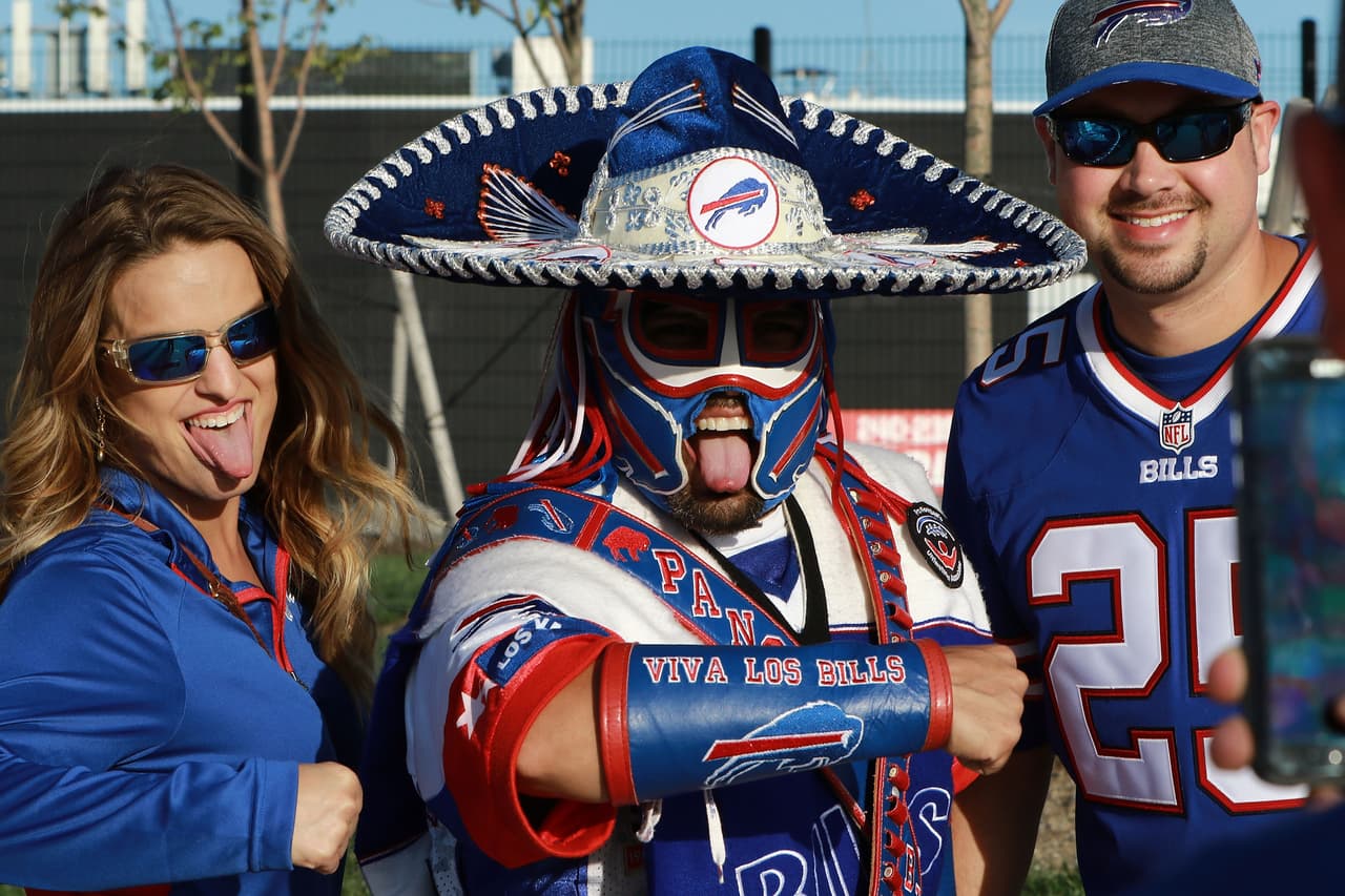 Ezra Castro, fanático de Buffalo Bills que destacó por su personaje de 'Pancho Billa' para mostrar el orgullo de su herencia mexicana, falleció a sus 39 años en UT Southwestern Medical Center en Dallas tras batallar contra el cáncer.