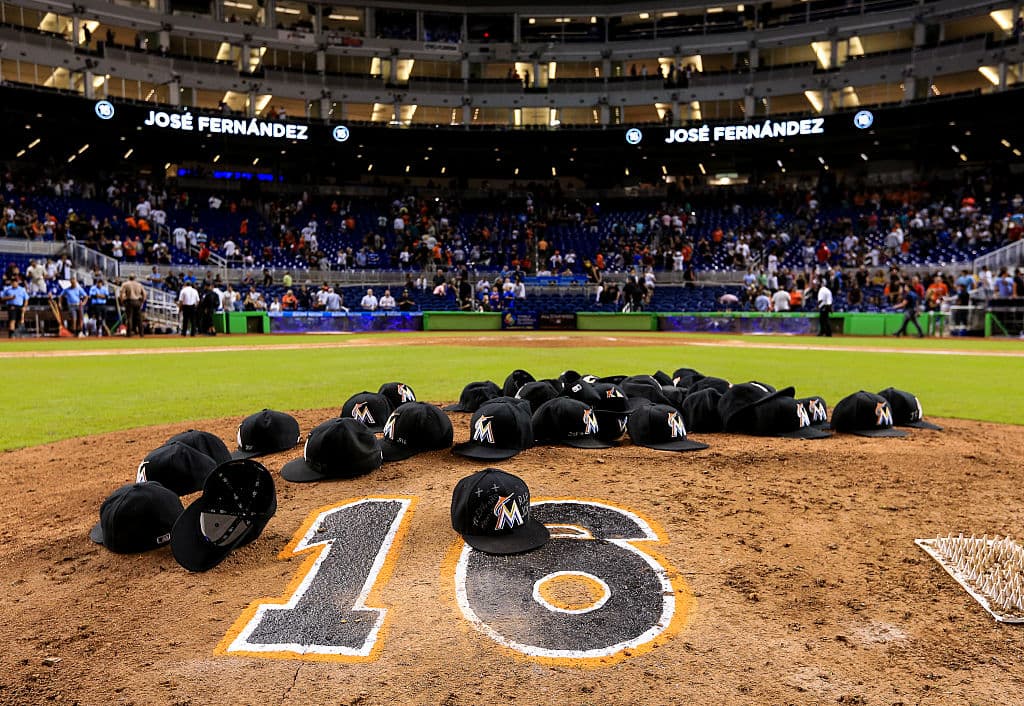 La MLB también fue protagonista dentro de los homenajes al jugador, fallecido en medio de la tragedia. Incluso, los Miami Marlins retiraron su número.