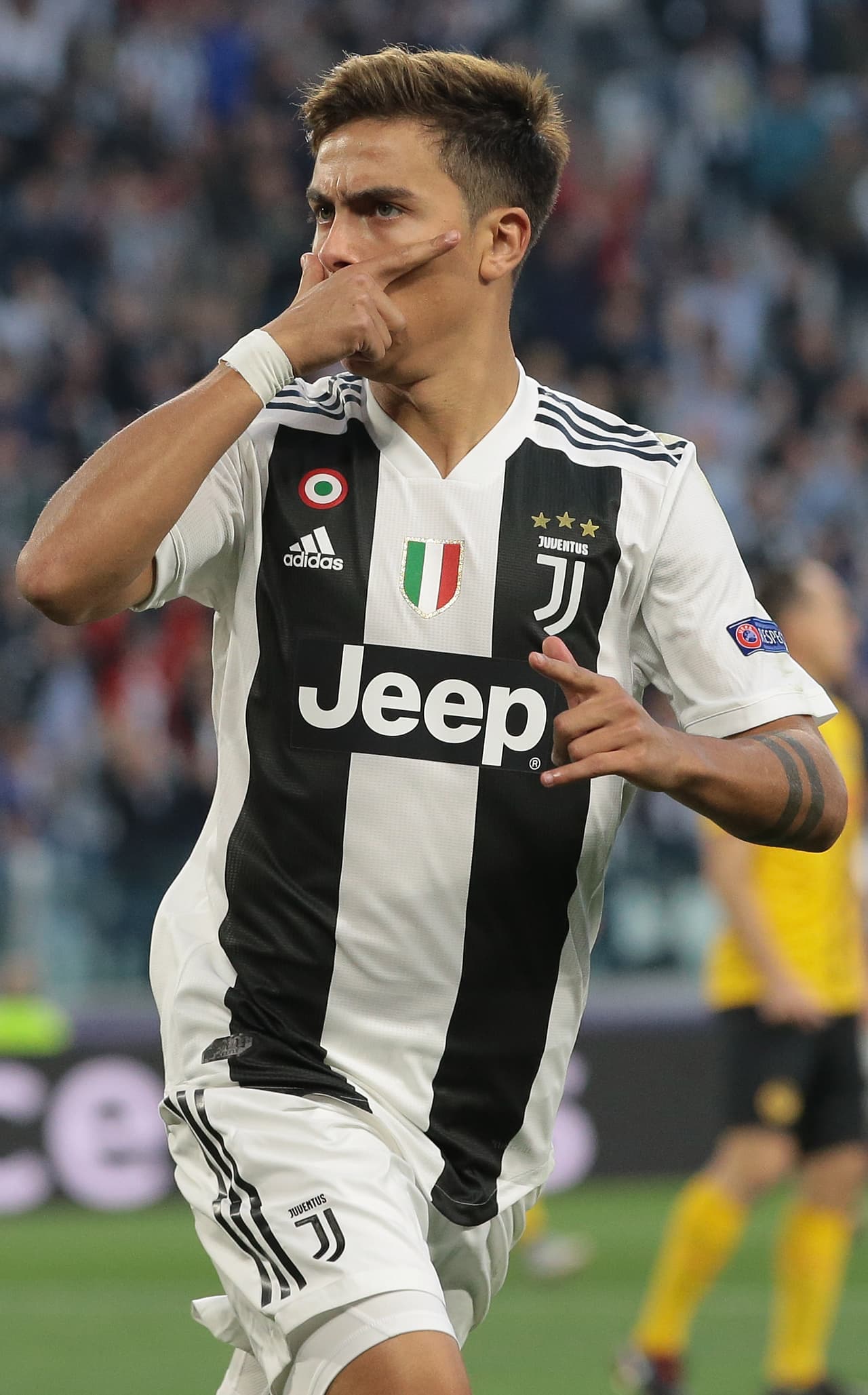 Paulo Dybala. El argentino hizo por primera vez esta celebración en el 2017 haciendo un gesto representativo de una máscara de un gladiador ‘Dybala mask’, el jugador explicó "en la vida todos tenemos problemas y dificultades que enfrentar y a veces tenemos que salir adelante luchándola, como hacían los gladiadores".