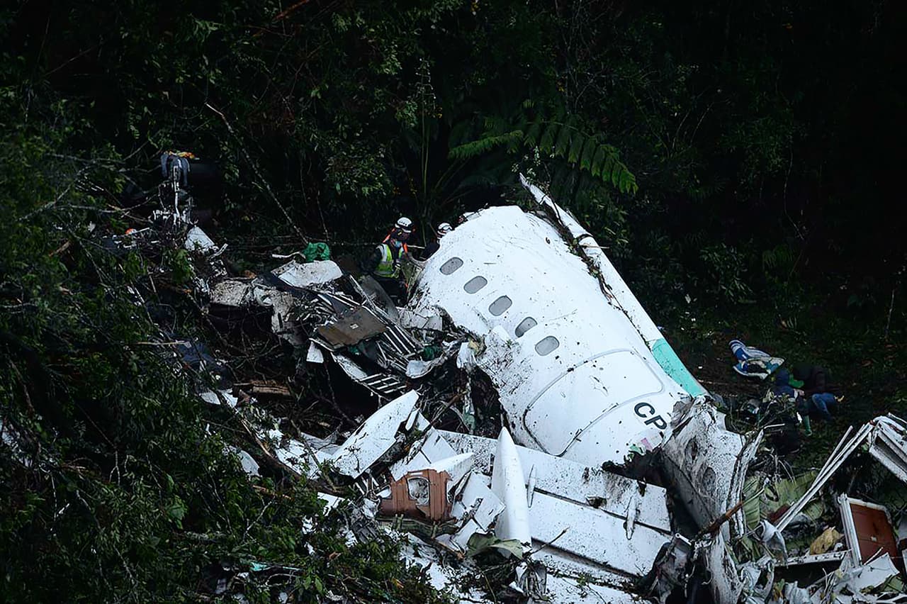 Un avión se estrelló la noche de este lunes en Colombia, en la zona de Antioquia. En él viajaban 72 pasajeros, casi todos miembros del equipo de fútbol brasileño Chapecoense Real, y 9 tripulantes.
<br>