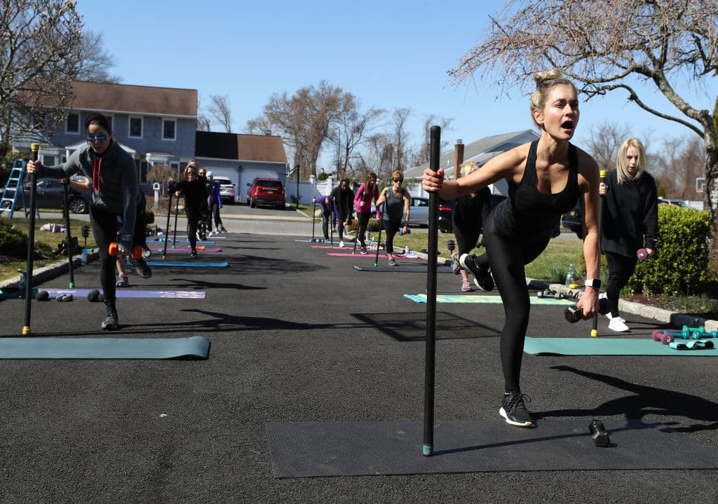 Tras la emergencia del coronavirus, Jamie Benedik organizó clases de fitness a puerta abierta en Long Island. Los asistentes tomaron la sesión conservando una distancia prudente entre ellos.
