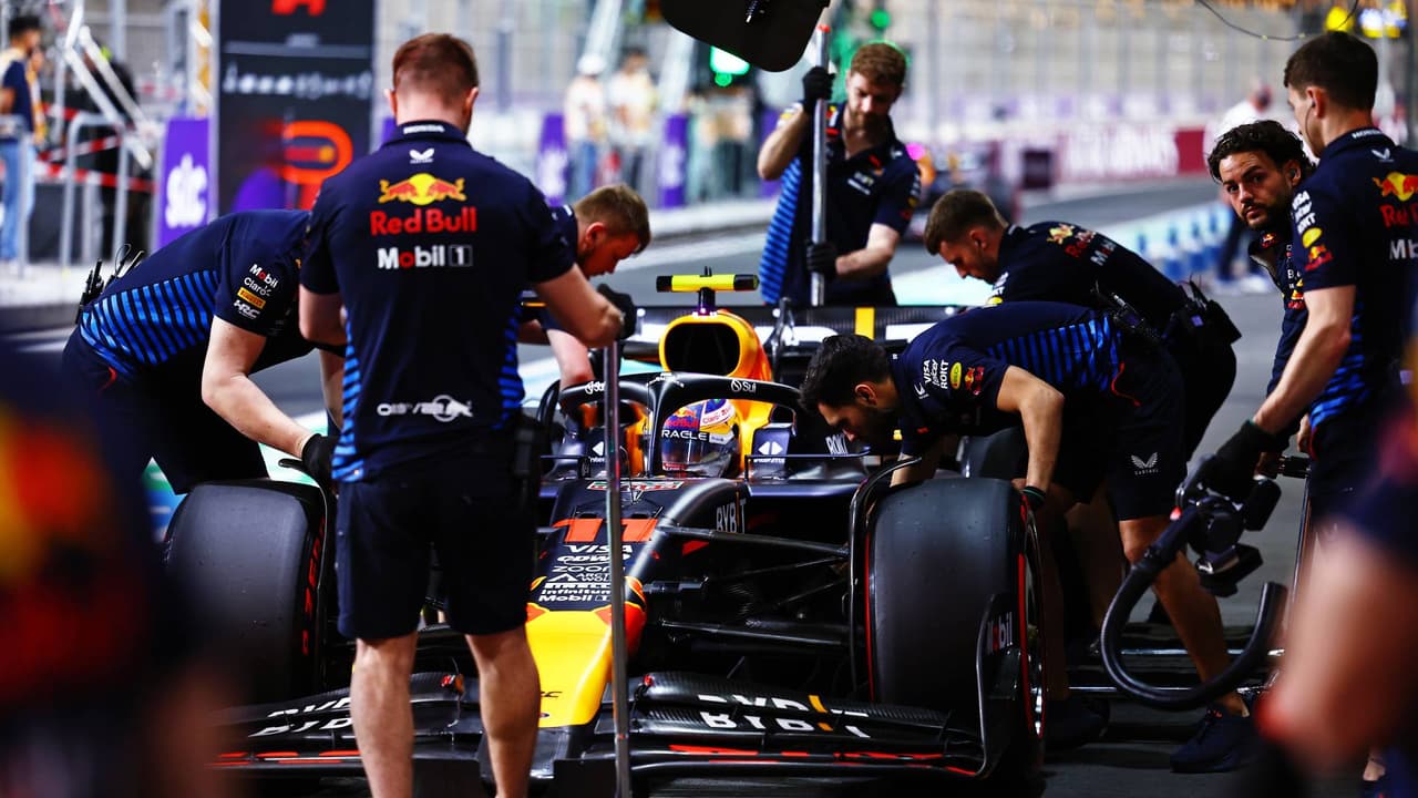 Checo Pérez reduce distancia, pero Verstappen se lleva la pole en Arabia