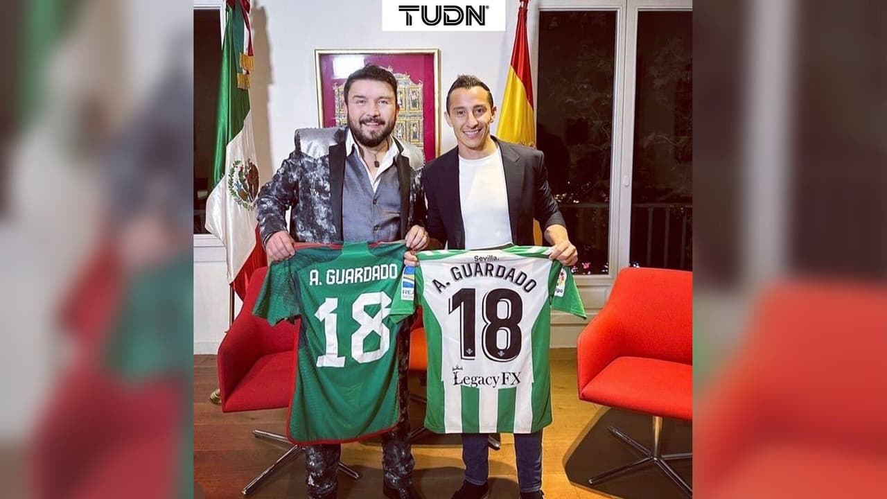 Andrés Guardado se reúne con integrantes de la banda El Recodo en España