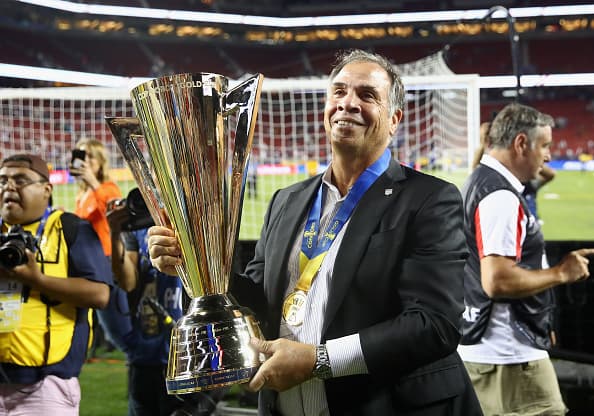 Bruce Arena, estadounidense. Con DC United: Copa MLS (1996), U.S. Open Cup (1996), MLS Supporters Shield (1997), MLS (1997). Con Galaxy: MLS Supporters Shield (2010 y 2011), Copa MLS (2011, 2012 y 2014).
<br>Internacionales: Con D.C. United: Copa de Campeones Concacaf (1998), Copa Interamericana (1998). Con Estados Unidos: Copa Oro Concacaf (2002, 2005, 2017).