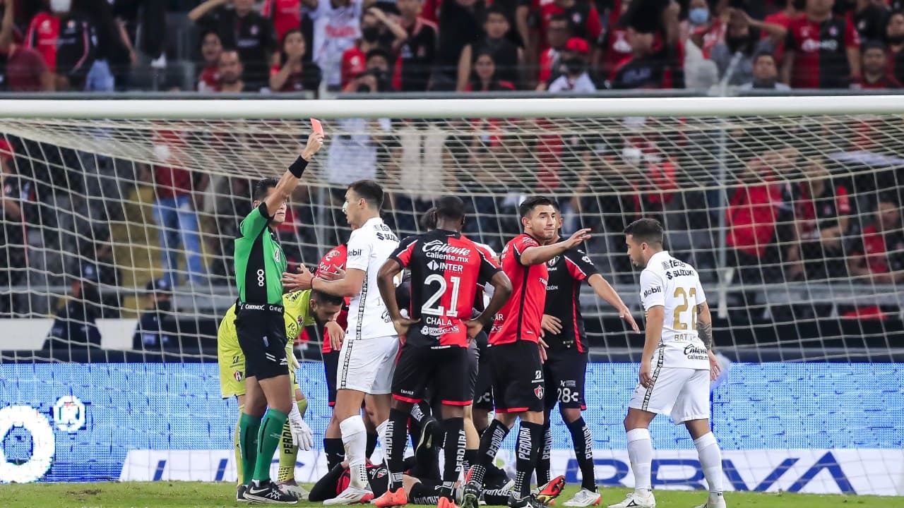 Jesús Angulo termina noqueado por brutal golpe de chilena en la cara