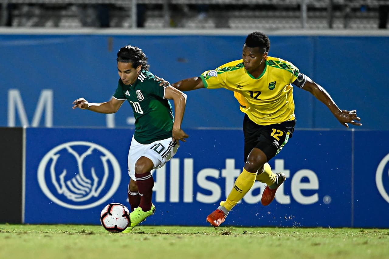 Minutos más tarde, en una jugada haciendo gala de su elusividad, Lainez fue derribado en los linderos del área pero el árbitro dictaminó que fue penalti y, pese los reclamos jamaiquinos, los marcó.