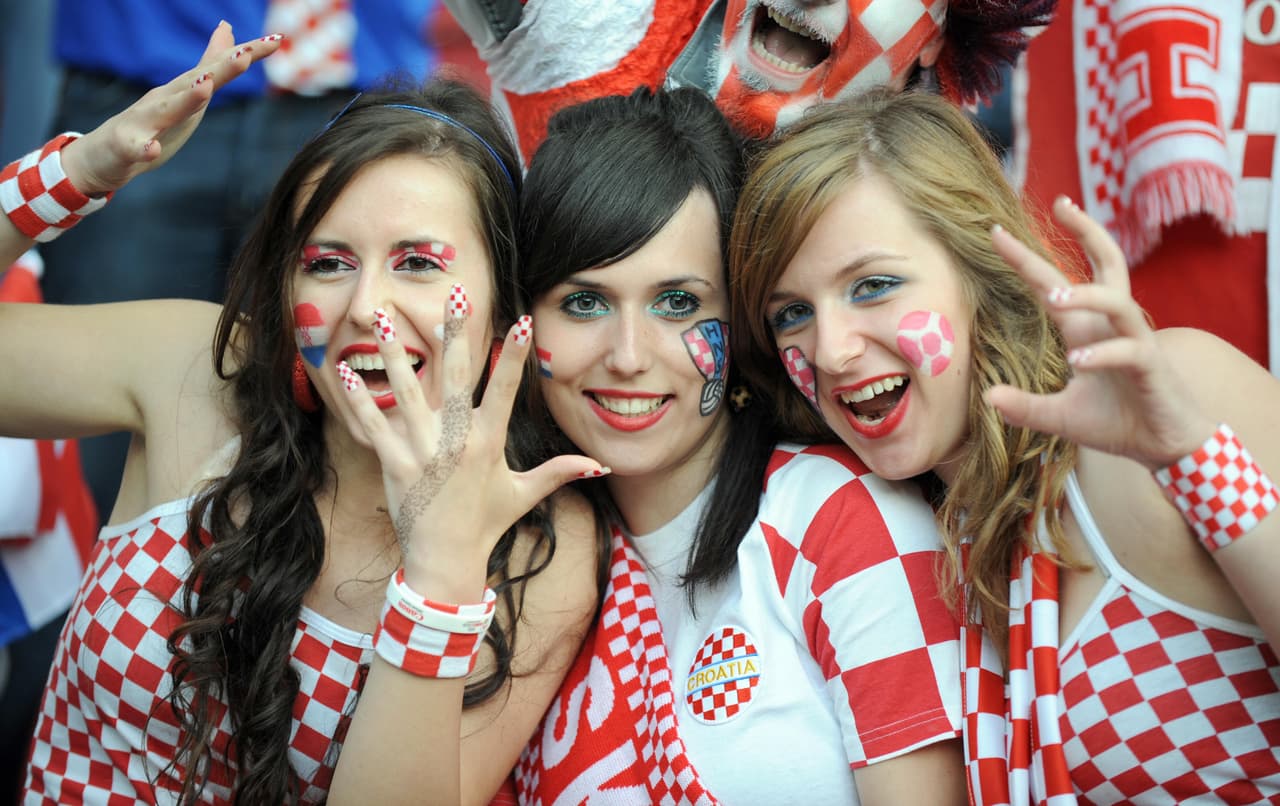 Disfruta de las mejores imágenes de las aficionadas croatas que partido a partido apoyan a su selección.