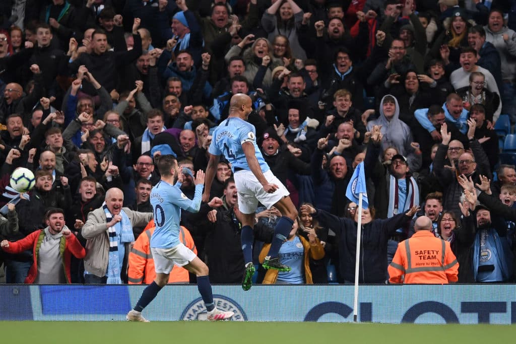 Corrían los 70 minutos cuando Kompany despertó Etihad Stadium con un sonoro golazo que tenía sensaciones de campeonato, a una fecha de que se reuelva la Liga Premier.