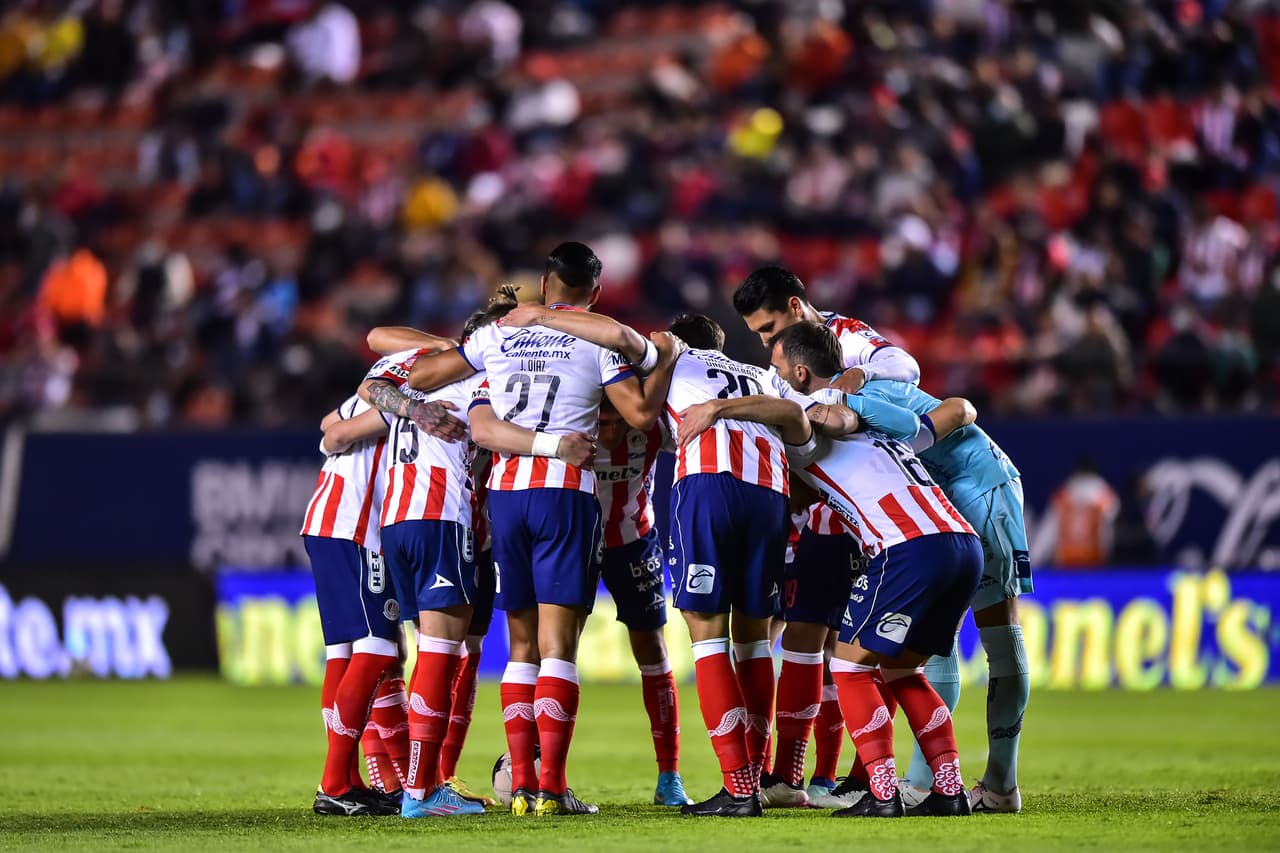 Leaño respira… Chivas tuvo una bravía reacción en el segundo tiempo y rescató el empate tras un inicio desastroso que Atlético de San Luis no supo sostener.