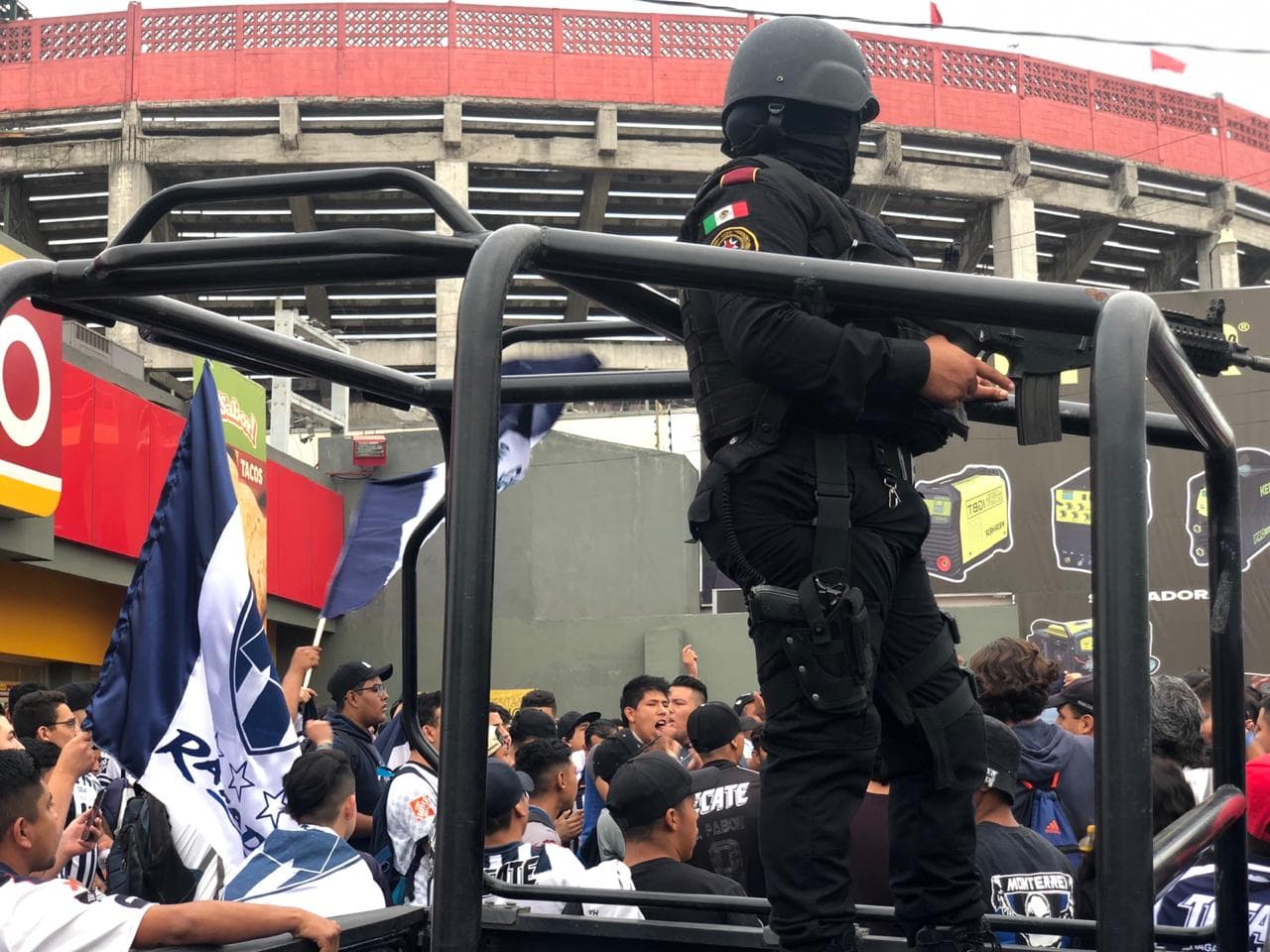 Este es el marco con el que las aficiones de los dos equipos regiomontanos se preparaban para alentar a Tigres y Rayados en el Clásico Regio edición internacional en la Final de la Liga Campeones de la Concacaf.
