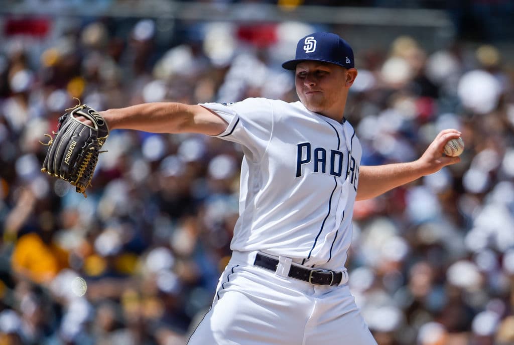 Eric Lauer (1-0) se mantuvo en el centro del diamante por espacio de 6.0 entradas, no permitió carrera, regaló un boleto y ponchó a tres para acreditarse el triunfo. El salvamento se lo apuntó Kirby Yates (1) al retirar en orden la novena entrada.