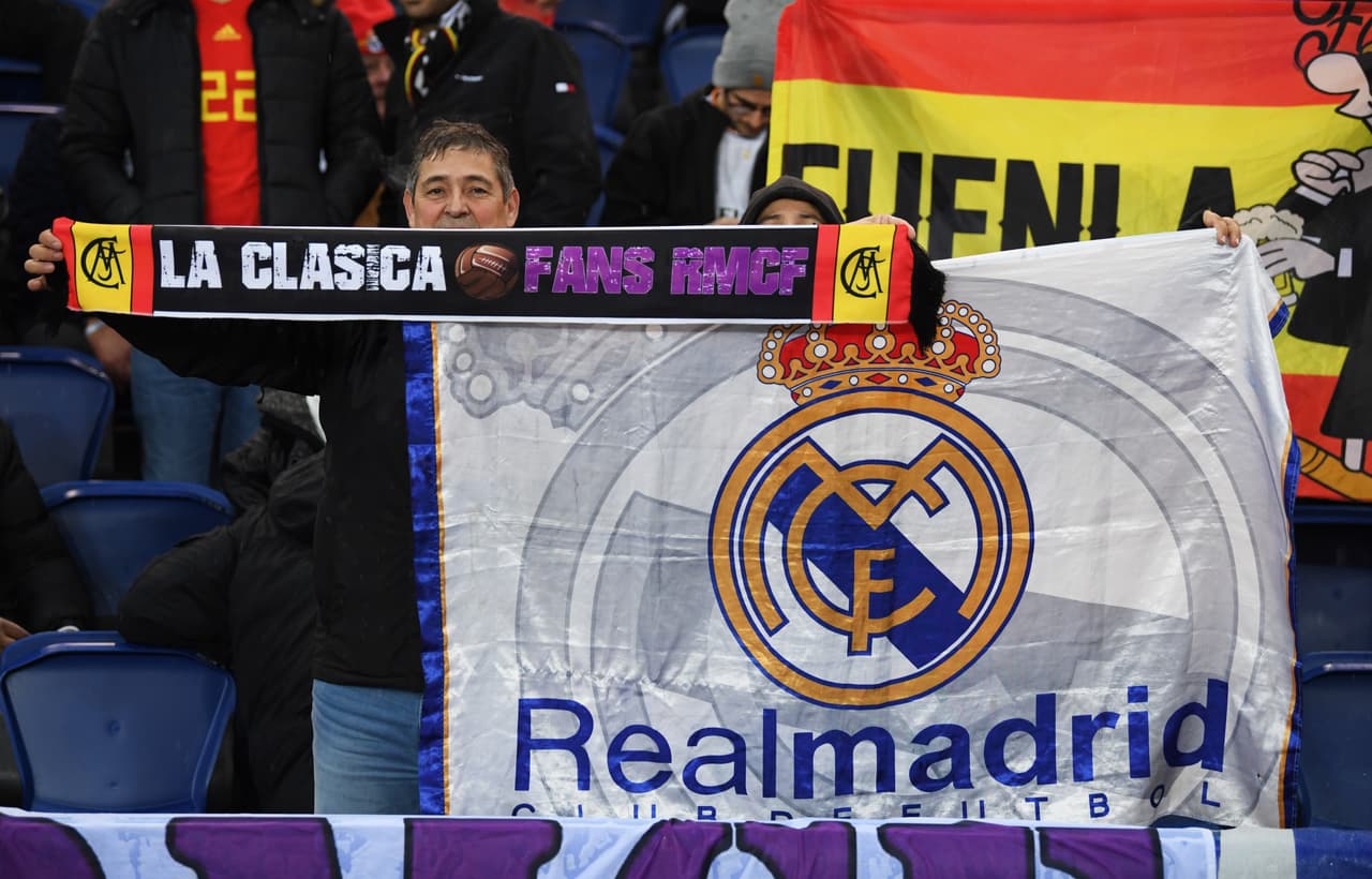 Los aficionados del Paris Saint-Germain –los más hostiles– y del Real Madrid han puesto el color en los alrededores del Parque de los Príncipes, así como en las graderías. Un ambientazo para vivir un partido de primer nivel en los octavos de final de la Champions League.