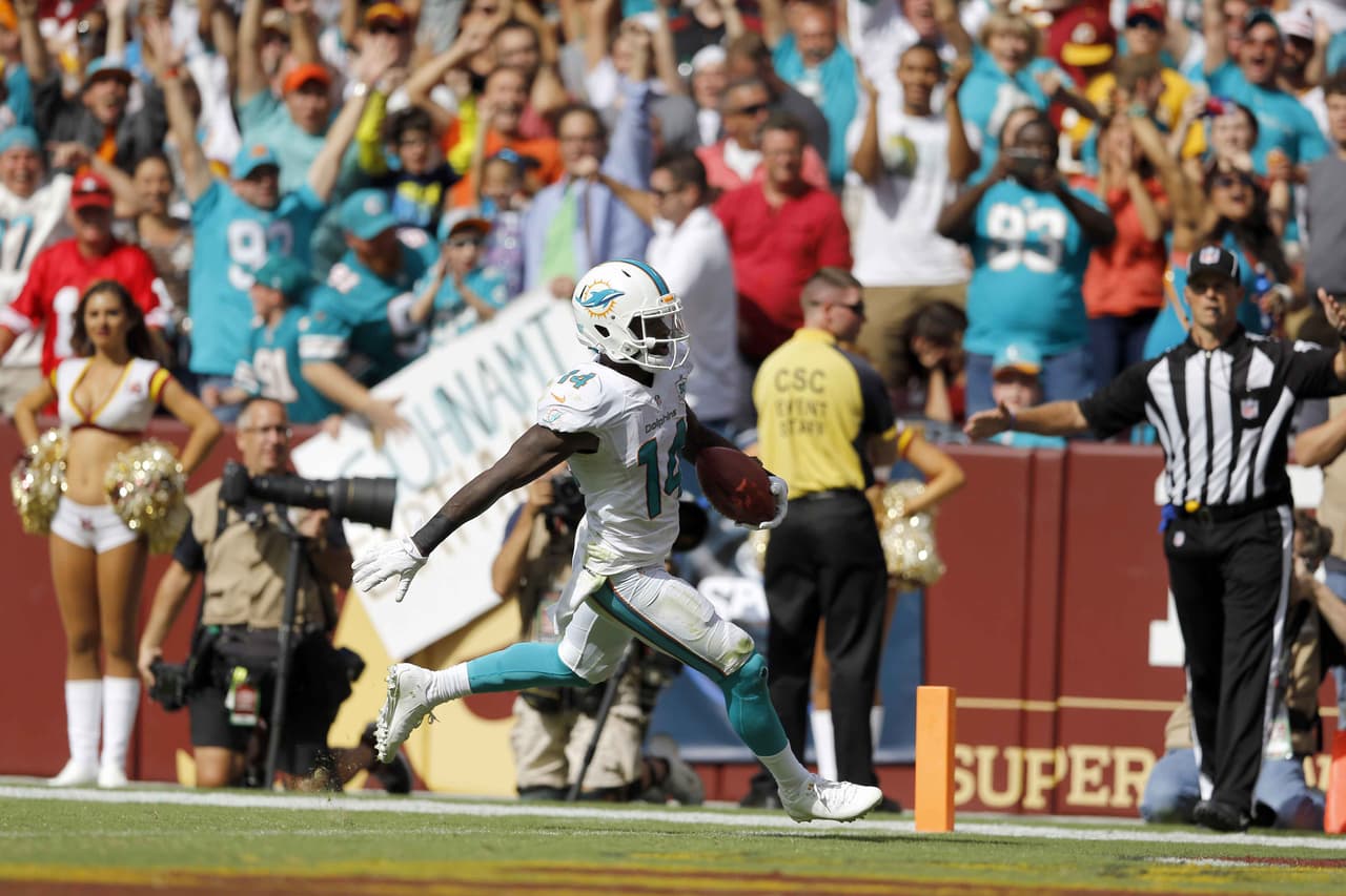 Jarvis Landry regresó un despeje para TD y Miami derrotó 17-10 a Washington.