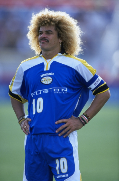 Al parecer en los 90s estaba de moda ponerle al menos tres colores distintos o más a los uniformes. Carlos Valderrama vistió varios de ellos, incluyendo los colores del Miami Fusion, equipo ya no se encuentra en la MLS.