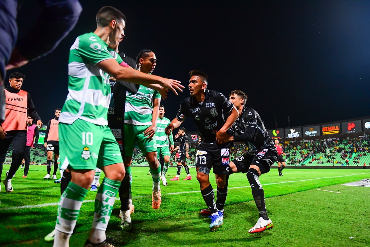 Ademán de Ángel Mena desata segunda bronca en el mismo día en la Liga MX