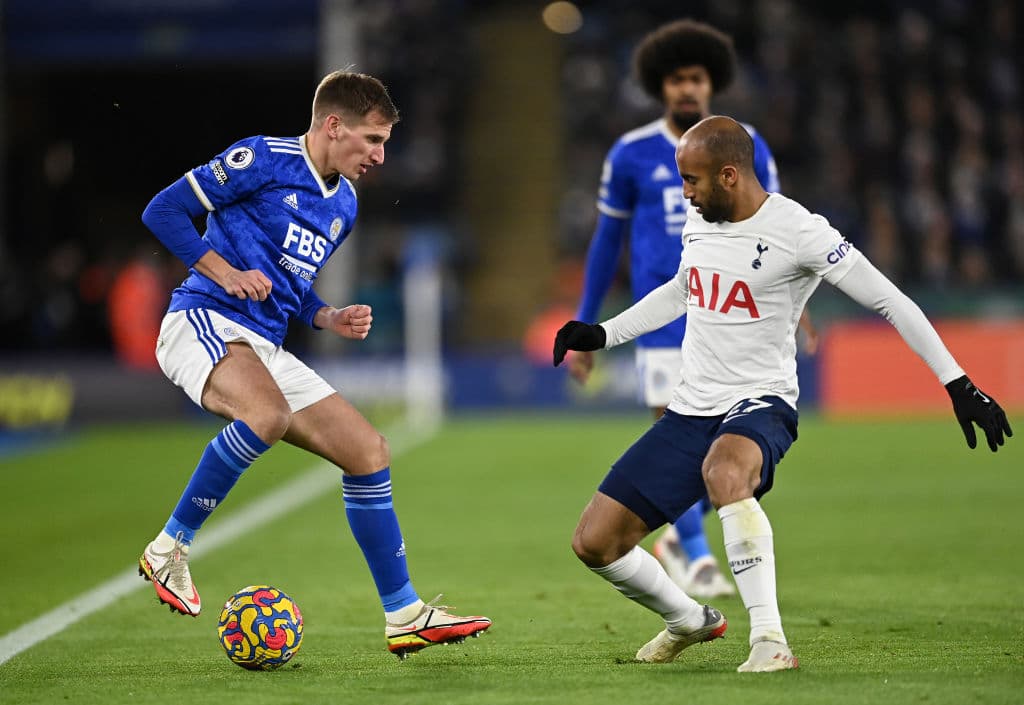 Tottenham hace una remontada épica sobre Leicester City durante la J17 en la Premier League. Patson Daka y James Maddison le daban la victoria parcial a los Foxes sobre la anotación de Harry Kane, pero fue Steven Bergwijn al 90'+5' y 90'+7' que le dio un triunfo increíble a los Spurs.