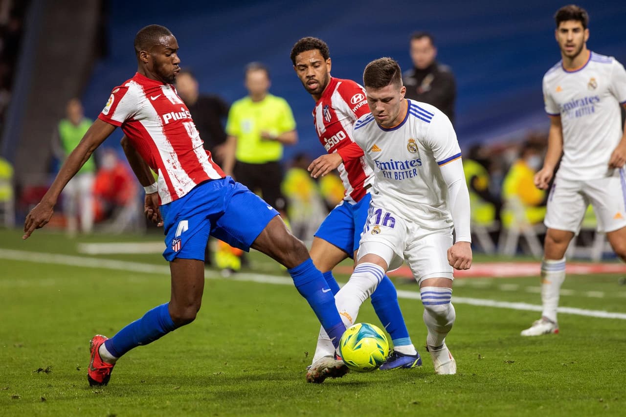 Con goles de Karim Benzema y Marco Asencio, el Real Madrid se impone al Atlético de Madrid, se lleva el Derby y sigue con paso perfecto en La Liga.