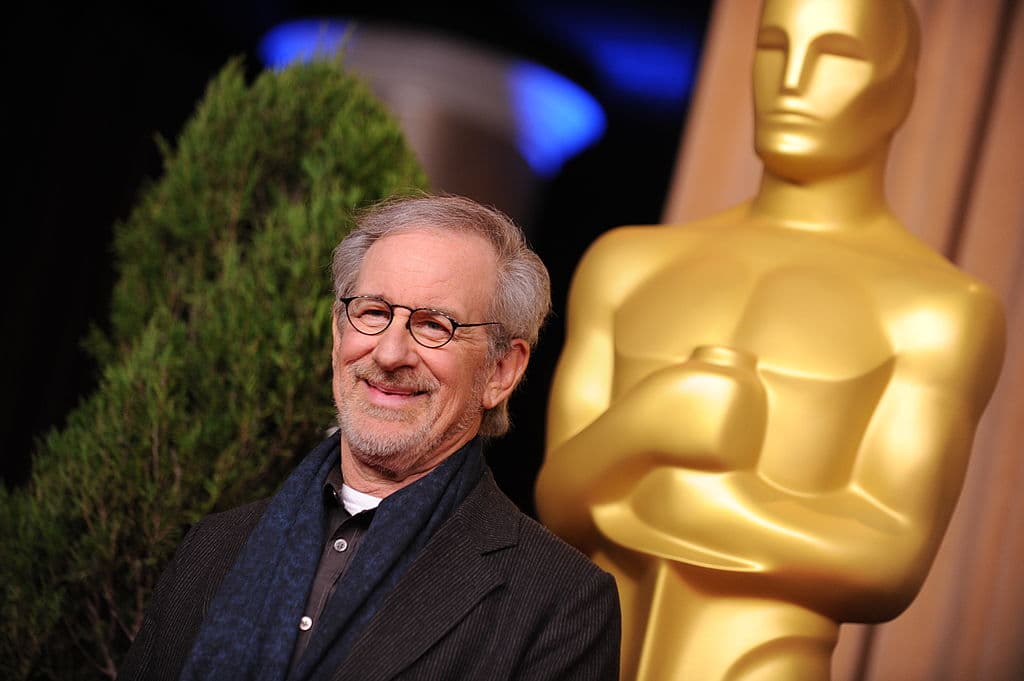 Gracias a la industria cinematográfica, el valor de su fortuna es de $3.7 billones de dólares y ocupa el lugar número 799 del listado.