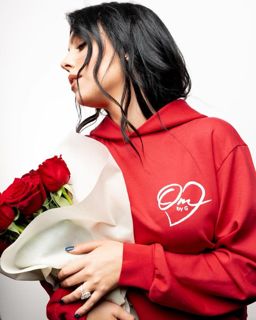 A través de su cuenta oficial de Instagram, anunció el nombre de la marca: ‘Om By G’.
