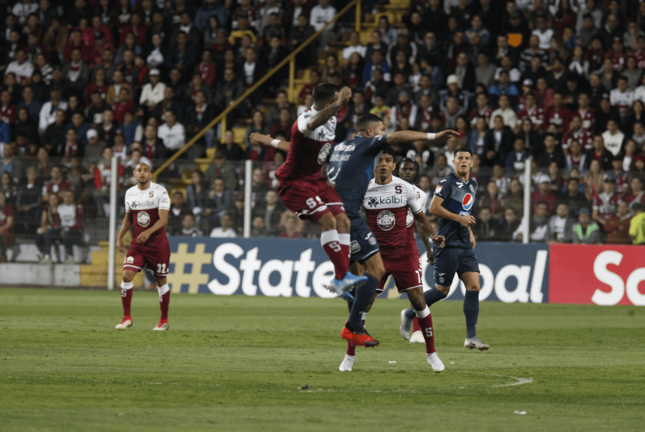 Saprissa venció al Motagua 1-0 con gol de Venegas en la final de ida; Salinas se fue expulsado por doble amarilla.