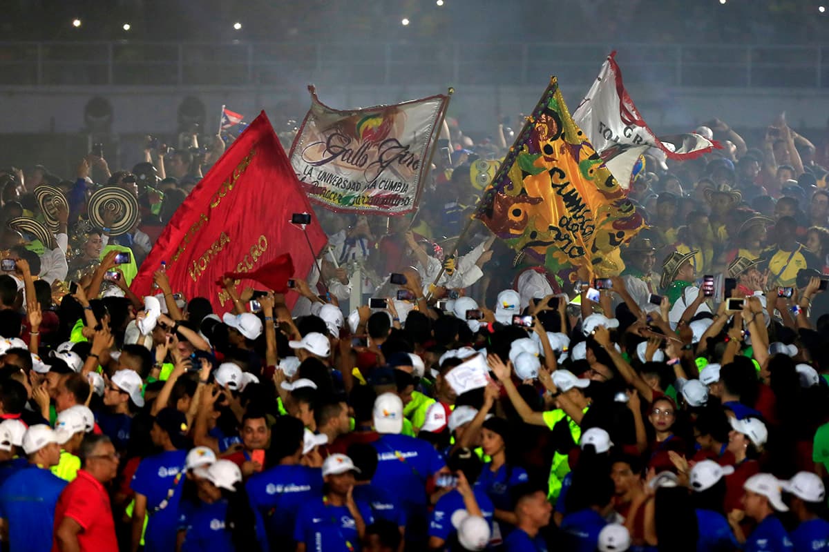 Banderas y colorido en la ceremonia de clausura.