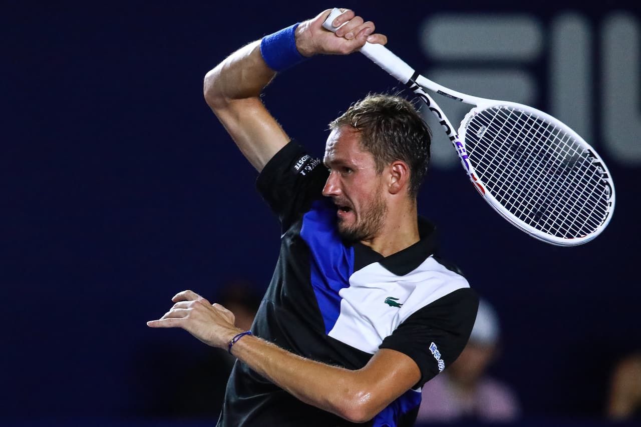 Medvédev enfrenta a aficionado que lo llama perdedor