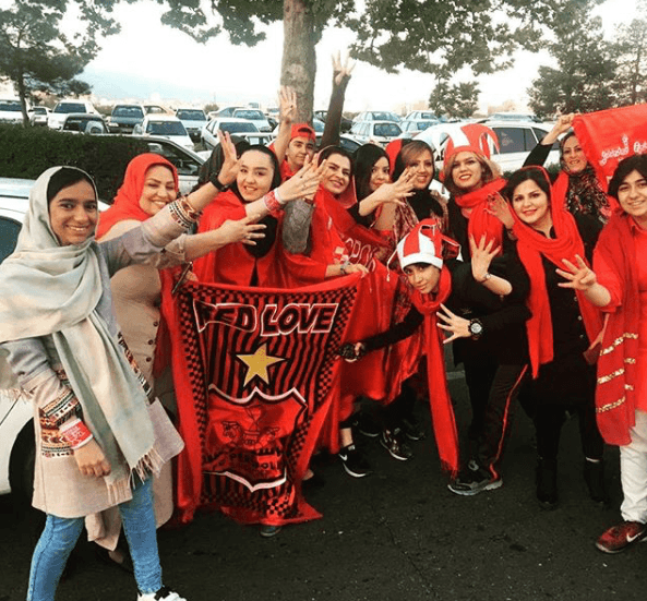 Hay que retomarse hasta el triunfo de la Revolución Islámica, en 1979, para encontrar la ley que le prohíbe a las mujeres ir a eventos deportivos. En principio por que ellas no deberían de estar expuestas a los ambientes hostiles y vulgares que suelen vivirse en este tipo de actividades.