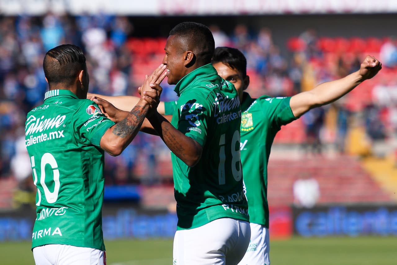 Los compañeros llegaron a felicitar a Mena que es una de las nuevas caras de los Esmeraldas para esta campaña y que rápido se está adaptando y pagando dividendos.