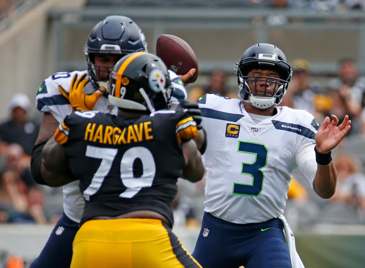 Russell Wilson #3 de Seattle Seahawks lanzando pase.