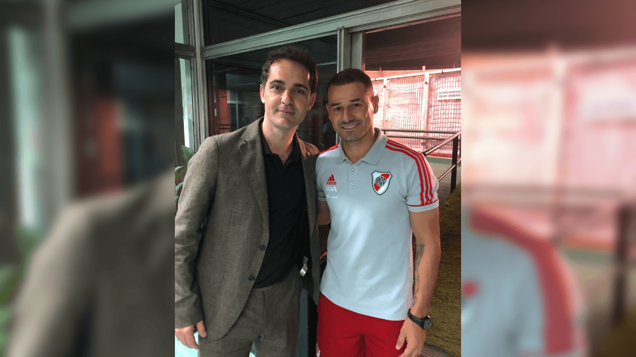 Rodrigo Mora, delantero de River, no dejó pasar el momento y también posó junto a Pedro Alonso.