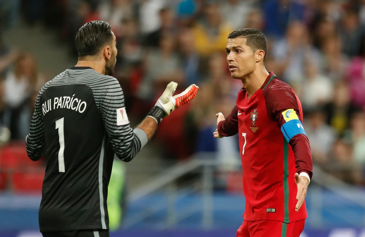 Cristiano Ronaldo se vio sorprendido con Chile en la semifinal y se quedó en la estadística de los mejores del mundo que se han tenido que conformar con ver a otros que no tienen ese reconocimiento ver coronarse como campeones de la Copa Confederaciones.