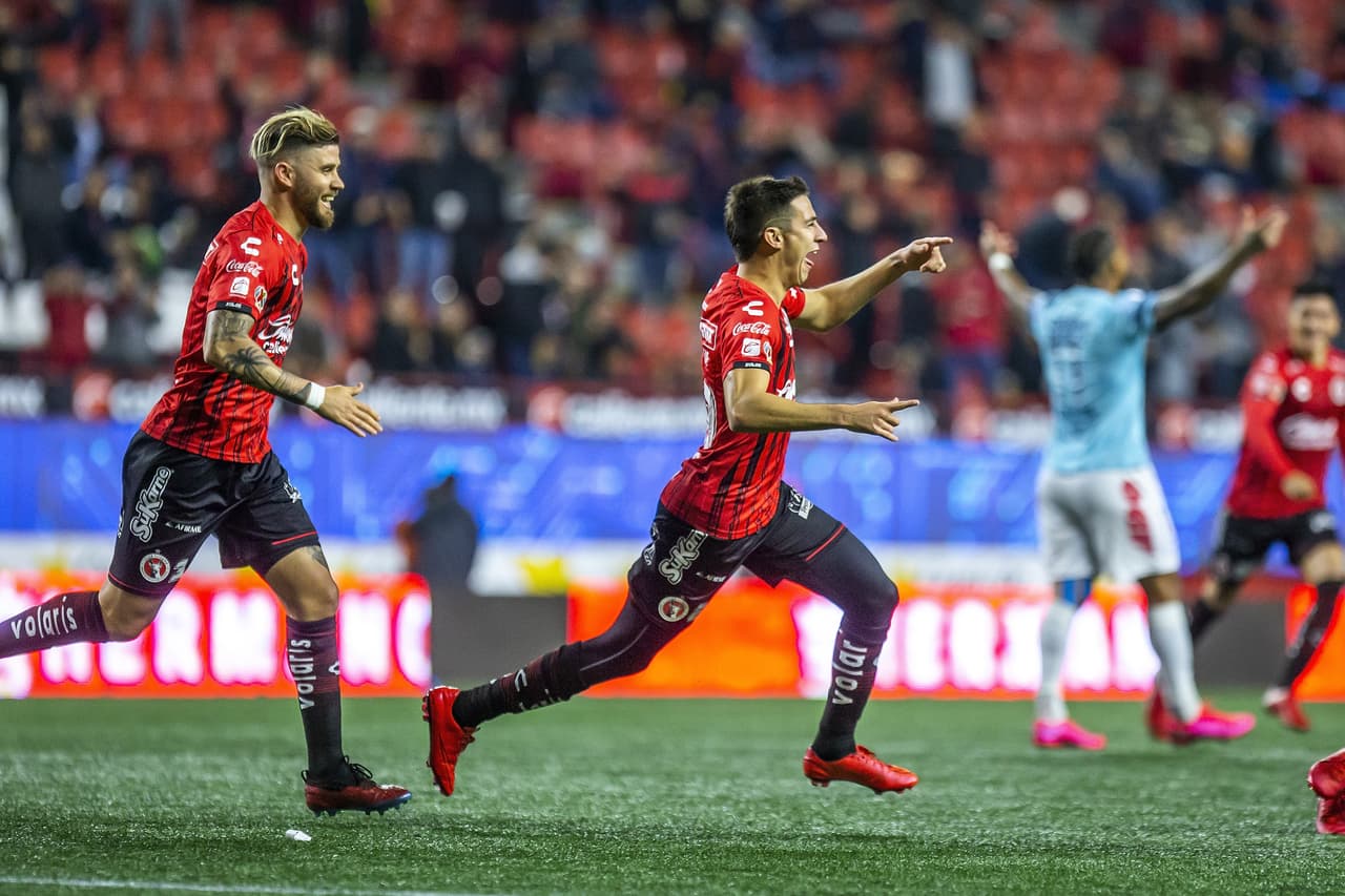 Mauro Lainez saca un tremendo disparo que pega en el palo para poner el 2-1 y darle la vuelta al encuentro.