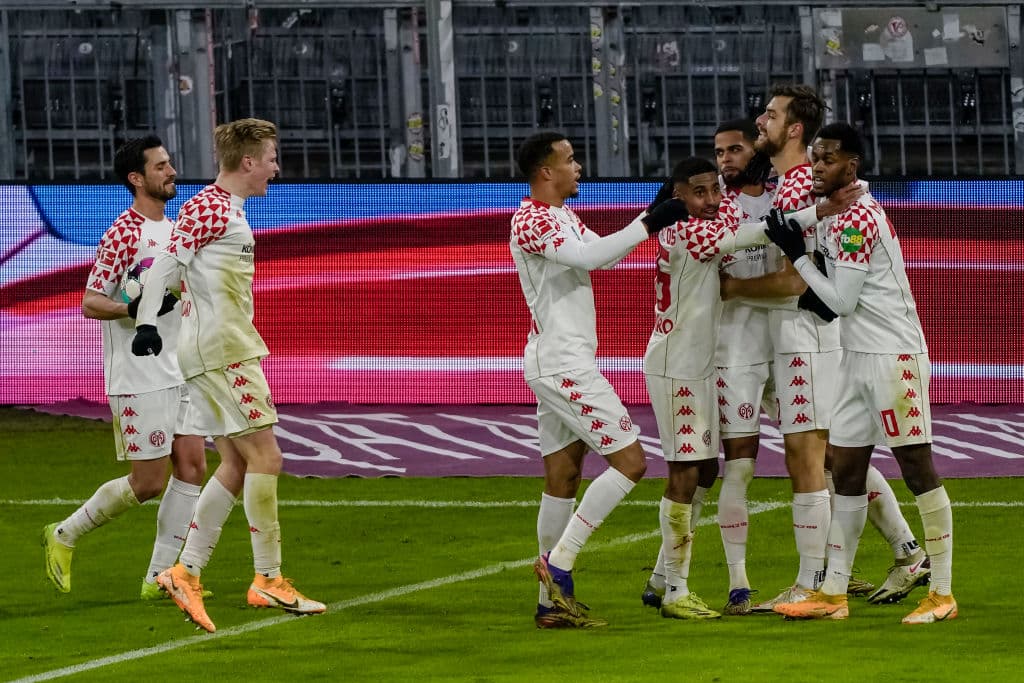 Bayern Munich golea en fecha 14 de la Bundesliga. Mainz iba liderando el encuentro con goles de Burkardt y Hack, pero los 'Bávaros' reaccionaron, remontaron y se llevaron la victoria con anotaciones de Kimmich, Sané Süle y doblete de Lewandowski.