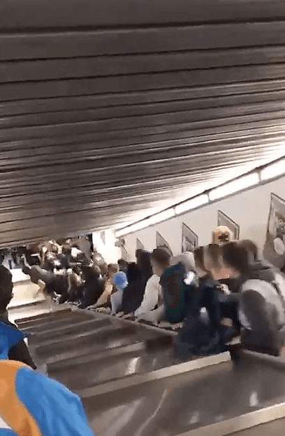 Una de las bandas de la escalera se barrió y todos los pasajeros que iban de ese lado comenzaron a bajar a una mayor velocidad que la de al lado, que funcionaba correctamente.