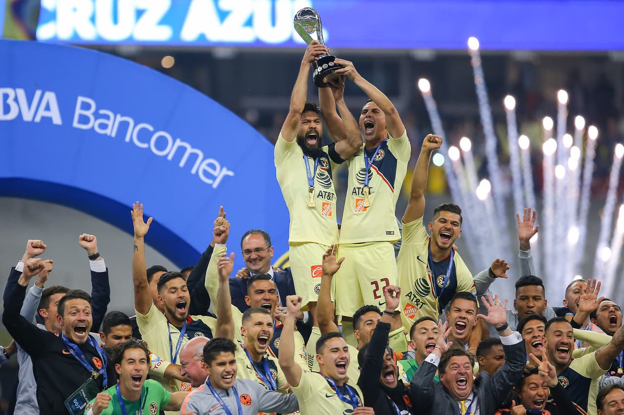 Oribe Peralta (izquierda) y Henry Martín (derecha) se encargaron de levantar el trofeo.