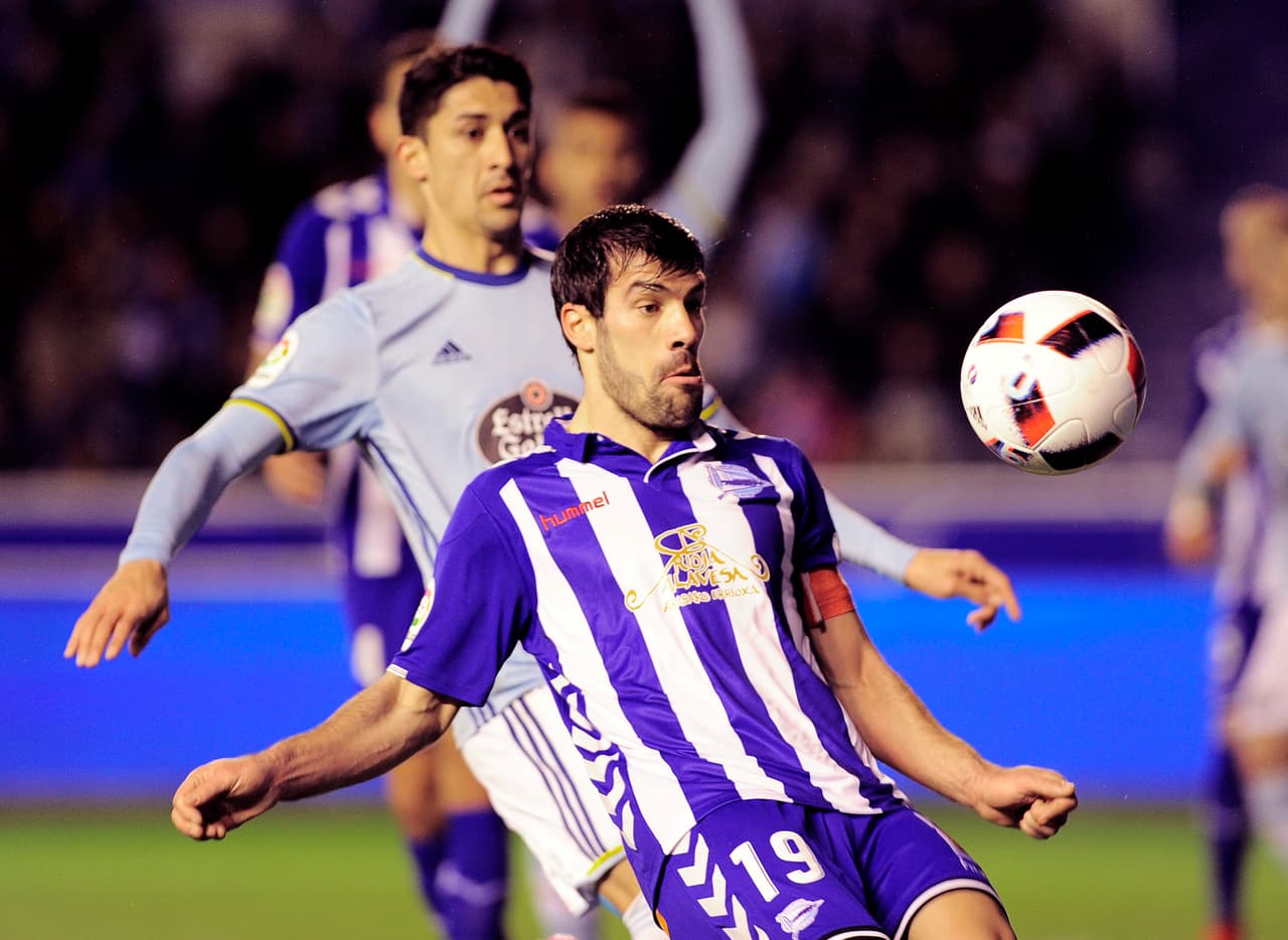 Manu García (Alavés) no le quita la mirada a la pelota mientras el internacional chileno Pablo Hernández (Celta) se acercaba a marcarlo.