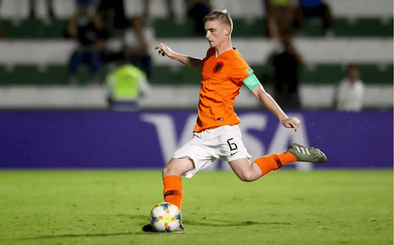 ¿El nuevo Kroos? Real Madrid quiere a Taylor, joya del Ajax