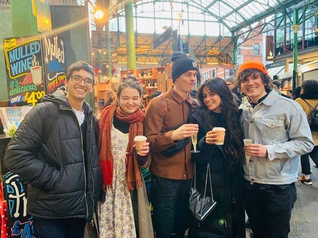 Compartirá créditos con Idina Menzen, Nicholas Galitzine y Billy Porter.