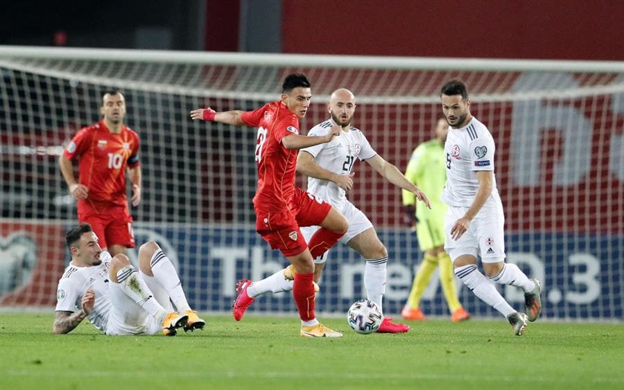Goran Pandev, con 37 años, anota el gol de la victoria para Macedonia del Norte que los pone dentro de la Euro 2020 tras derrotar a Georgia. Es la primera vez que los macedonios califican a una Eurocopa en su historia.