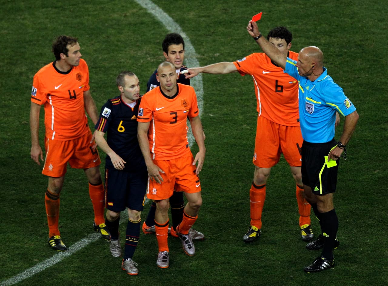 Holanda fue castigado en el tiempo extra por su juego fuerte y terminó con un jugador menos el partido.
